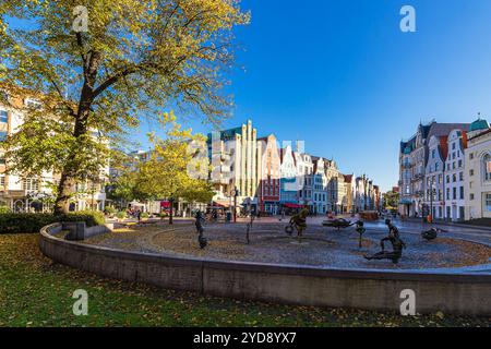 Vista della Fontana di Joie De Vivre e Kröpeliner Strasse nella città anseatica di Rostock in autunno. Foto Stock