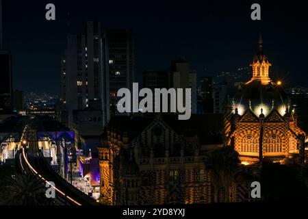 Vista di Plaza Botero e del famoso sistema della metropolitana Medellin, Colombia. La metropolitana include treni a livello della strada e anche funivie aeree per il collegamento al c Foto Stock