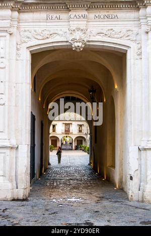 Arco sopra la stretta strada acciottolata Barrio de El Arenal, Siviglia, Andalusia, Spagna. Foto Stock
