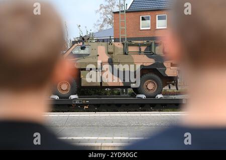 Trasporto di niederländischen Kriegsgerät. Leer wird zum Drehkreuz für niederländische Militärtransporte. Zahlreiche Militärfahrzeuge warten auf einem Zug in Bahnhof von Leer Ostfriesland auf die weiterfahrt. Leer Niedersachsen Deutschland *** trasporto di attrezzature da guerra olandesi Leer diventa un hub per i trasporti militari olandesi numerosi veicoli militari attendono su un treno alla stazione di Leer Ostfriesland per il viaggio successivo Leer bassa Sassonia Germania Copyright: Xdiebildwerftx Foto Stock