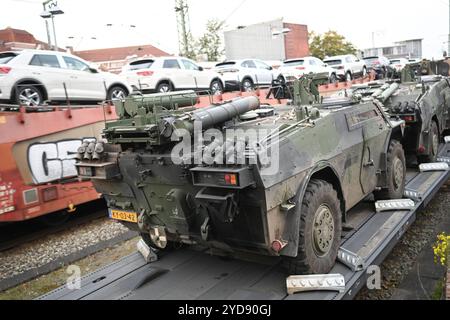 Trasporto di niederländischen Kriegsgerät. Leer wird zum Drehkreuz für niederländische Militärtransporte. Zahlreiche Militärfahrzeuge warten auf einem Zug in Bahnhof von Leer Ostfriesland auf die weiterfahrt. Leer Niedersachsen Deutschland *** trasporto di attrezzature da guerra olandesi Leer diventa un hub per i trasporti militari olandesi numerosi veicoli militari attendono su un treno alla stazione di Leer Ostfriesland per il viaggio successivo Leer bassa Sassonia Germania Copyright: Xdiebildwerftx Foto Stock