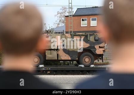 Trasporto di niederländischen Kriegsgerät. Leer wird zum Drehkreuz für niederländische Militärtransporte. Zahlreiche Militärfahrzeuge warten auf einem Zug in Bahnhof von Leer Ostfriesland auf die weiterfahrt. Leer Niedersachsen Deutschland *** trasporto di attrezzature da guerra olandesi Leer diventa un hub per i trasporti militari olandesi numerosi veicoli militari attendono su un treno alla stazione di Leer Ostfriesland per il viaggio successivo Leer bassa Sassonia Germania Copyright: Xdiebildwerftx Foto Stock