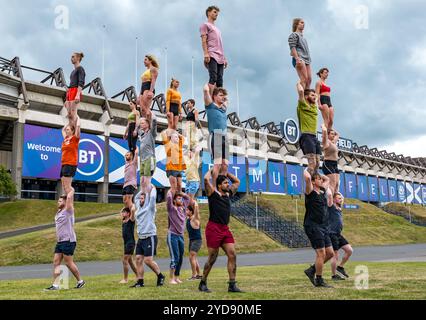 Evento di apertura del Festival internazionale di Edimburgo Macro Rehearsa of Gravity and Other Myths acrobats Performing acrobatic stunts, Edimburgo, Scozia, Regno Unito Foto Stock