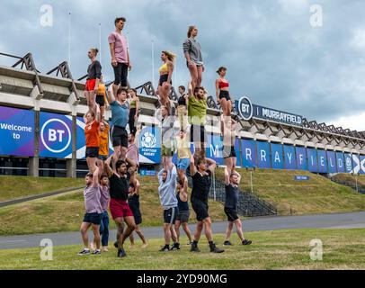 Evento di apertura del Festival internazionale di Edimburgo Macro Rehearsa of Gravity and Other Myths acrobats Performing acrobatic stunts, Edimburgo, Scozia, Regno Unito Foto Stock