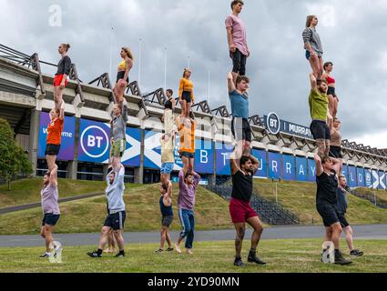 Evento di apertura del Festival internazionale di Edimburgo Macro Rehearsa of Gravity and Other Myths acrobats Performing acrobatic stunts, Edimburgo, Scozia, Regno Unito Foto Stock