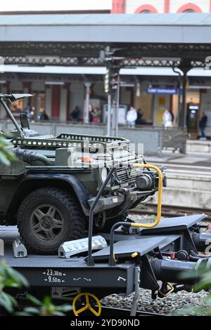 Trasporto di niederländischen Kriegsgerät. Leer wird zum Drehkreuz für niederländische Militärtransporte. Zahlreiche Militärfahrzeuge warten auf einem Zug in Bahnhof von Leer Ostfriesland auf die weiterfahrt. Leer Niedersachsen Deutschland *** trasporto di attrezzature da guerra olandesi Leer diventa un hub per i trasporti militari olandesi numerosi veicoli militari attendono su un treno alla stazione di Leer Ostfriesland per il viaggio successivo Leer bassa Sassonia Germania Copyright: Xdiebildwerftx Foto Stock