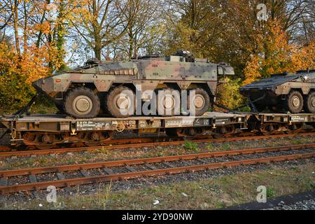 Trasporto di niederländischen Kriegsgerät. Leer wird zum Drehkreuz für niederländische Militärtransporte. Zahlreiche Militärfahrzeuge warten auf einem Zug in Bahnhof von Leer Ostfriesland auf die weiterfahrt. Leer Niedersachsen Deutschland *** trasporto di attrezzature da guerra olandesi Leer diventa un hub per i trasporti militari olandesi numerosi veicoli militari attendono su un treno alla stazione di Leer Ostfriesland per il viaggio successivo Leer bassa Sassonia Germania Copyright: Xdiebildwerftx Foto Stock