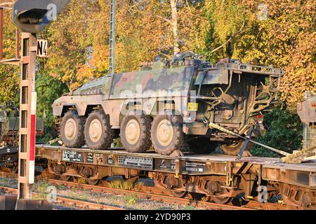 Trasporto di niederländischen Kriegsgerät. Leer wird zum Drehkreuz für niederländische Militärtransporte. Zahlreiche Militärfahrzeuge warten auf einem Zug in Bahnhof von Leer Ostfriesland auf die weiterfahrt. Leer Niedersachsen Deutschland *** trasporto di attrezzature da guerra olandesi Leer diventa un hub per i trasporti militari olandesi numerosi veicoli militari attendono su un treno alla stazione di Leer Ostfriesland per il viaggio successivo Leer bassa Sassonia Germania Copyright: Xdiebildwerftx Foto Stock