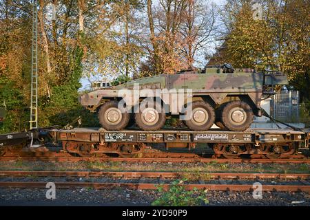 Trasporto di niederländischen Kriegsgerät. Leer wird zum Drehkreuz für niederländische Militärtransporte. Zahlreiche Militärfahrzeuge warten auf einem Zug in Bahnhof von Leer Ostfriesland auf die weiterfahrt. Leer Niedersachsen Deutschland *** trasporto di attrezzature da guerra olandesi Leer diventa un hub per i trasporti militari olandesi numerosi veicoli militari attendono su un treno alla stazione di Leer Ostfriesland per il viaggio successivo Leer bassa Sassonia Germania Copyright: Xdiebildwerftx Foto Stock