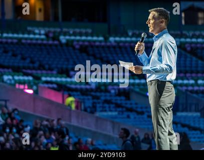 Fergus Linehan, Direttore del Festival Internazionale di Edimburgo, discorso all'evento di apertura 2022 allo stadio BT Murrayfield, Scozia, Regno Unito Foto Stock