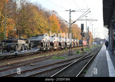 Trasporto di niederländischen Kriegsgerät. Leer wird zum Drehkreuz für niederländische Militärtransporte. Zahlreiche Militärfahrzeuge warten auf einem Zug in Bahnhof von Leer Ostfriesland auf die weiterfahrt. Leer Niedersachsen Deutschland *** trasporto di attrezzature da guerra olandesi Leer diventa un hub per i trasporti militari olandesi numerosi veicoli militari attendono su un treno alla stazione di Leer Ostfriesland per il viaggio successivo Leer bassa Sassonia Germania Copyright: Xdiebildwerftx Foto Stock