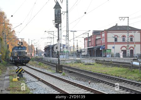 Trasporto di niederländischen Kriegsgerät. Leer wird zum Drehkreuz für niederländische Militärtransporte. Zahlreiche Militärfahrzeuge warten auf einem Zug in Bahnhof von Leer Ostfriesland auf die weiterfahrt. Leer Niedersachsen Deutschland *** trasporto di attrezzature da guerra olandesi Leer diventa un hub per i trasporti militari olandesi numerosi veicoli militari attendono su un treno alla stazione di Leer Ostfriesland per il viaggio successivo Leer bassa Sassonia Germania Copyright: Xdiebildwerftx Foto Stock