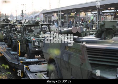 Trasporto di niederländischen Kriegsgerät. Leer wird zum Drehkreuz für niederländische Militärtransporte. Zahlreiche Militärfahrzeuge warten auf einem Zug in Bahnhof von Leer Ostfriesland auf die weiterfahrt. Leer Niedersachsen Deutschland *** trasporto di attrezzature da guerra olandesi Leer diventa un hub per i trasporti militari olandesi numerosi veicoli militari attendono su un treno alla stazione di Leer Ostfriesland per il viaggio successivo Leer bassa Sassonia Germania Copyright: Xdiebildwerftx Foto Stock