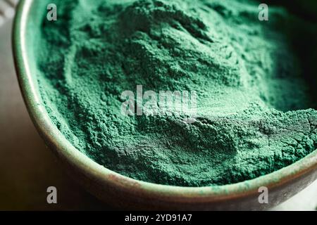 Alghe di spirulina verdi in polvere in un recipiente, primo piano Foto Stock