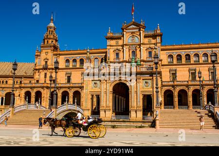 Taxi con carrozza trainata da cavalli, Plaza de Espana, Siviglia, Andalusia, Spagna. Foto Stock
