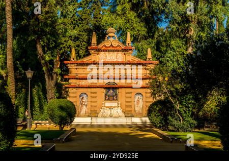 Fontana Catalina de Ribera nei giardini del Murillo, Puerta de Jerez, Siviglia, Andalusia, Spagna. Foto Stock