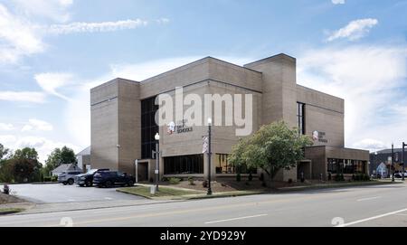 19 settembre 2024, Lenoir City, TN: Vista diagonale dell'edificio delle scuole della città di Lenoir sulla strada principale. Foto Stock