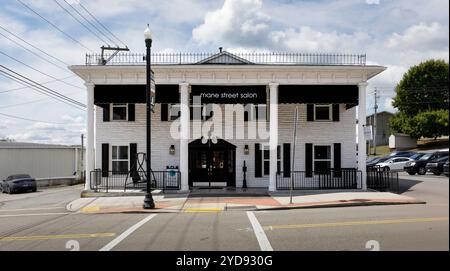 19 settembre 2024 - Lenoir City, TN: Il Mane Street Salon in centro. Foto Stock