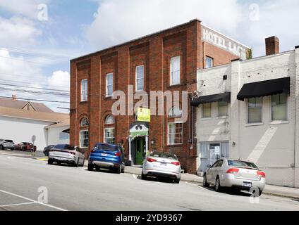 19 settembre 2024, Lenoir City, Tennessee: Storico edificio alberghiero che ospita il negozio di mobili Lenoir decor a Broadway, nel centro città. Vista frontale diagonale. Foto Stock