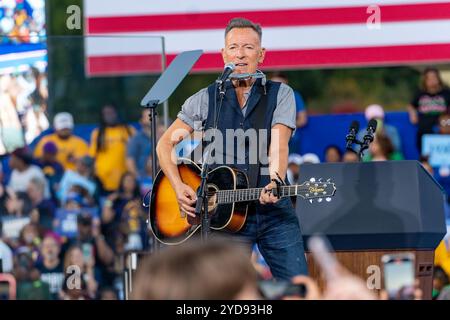 Bruce Springsteen si esibisce ad un raduno di campagna del VP Harris con l'ex presidente Barack Obama ad Atlanta giovedì 24. Harris si è Unito Foto Stock