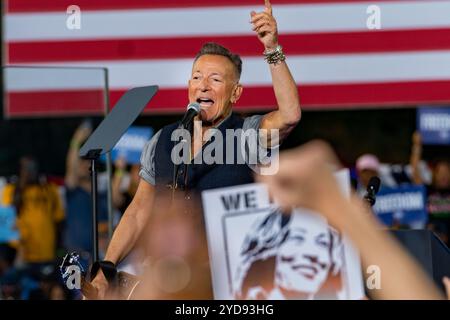 Bruce Springsteen si esibisce ad un raduno di campagna del VP Harris con l'ex presidente Barack Obama ad Atlanta giovedì 24. Harris si è Unito Foto Stock
