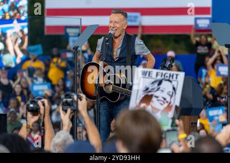 Bruce Springsteen si esibisce ad un raduno di campagna del VP Harris con l'ex presidente Barack Obama ad Atlanta giovedì 24. Harris si è Unito Foto Stock