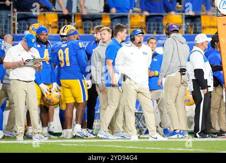 Pittsburgh, Pennsylvania, Stati Uniti. 24 ottobre 2024. 24 ottobre 2024: Pat Narduzzi durante la University of Pittsburgh Panthers vs. Syracuse University Orange all'Acrisure Stadium di Pittsburgh, Pennsylvania. Brook Ward/Apparent Media Group (Credit Image: © AMG/AMG via ZUMA Press Wire) SOLO PER USO EDITORIALE! Non per USO commerciale! Foto Stock