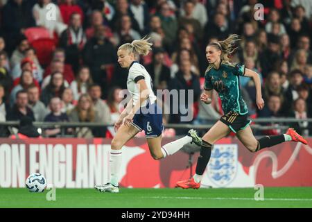 Leah Williamson dell'Inghilterra in azione mentre viene messa sotto pressione da Jule Brand della Germania durante l'International Friendly Match England Women vs Germany Women at Wembley Stadium, Londra, Regno Unito, 25 ottobre 2024 (foto di Izzy Poles/News Images) Foto Stock