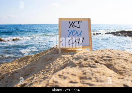 Sì, è possibile simbolo. Parole concettuali Sì puoi su blocchi bianchi di gesso. Bellissimo sfondo marino. Business e sì che puoi concepire. Copia spazio Foto Stock