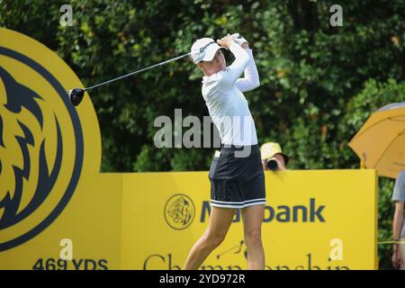 Kuala Lumpur, Malesia. 24 ottobre 2024. Esther Henseleit della Germania gioca il suo tiro dal terzo tee durante il primo round del campionato Maybank 2024 sul campo da golf Kuala Lumpur Golf & Country Club a Kuala Lumpur. Il prestigioso campionato Maybank torna con orgoglio con uno spirito ruggente per il secondo anno consecutivo. 78 giocatori lotteranno per il Tiger Trophy, al Kuala Lumpur Golf & Country Club dal 24 al 27 ottobre 2024. (Foto di Faris Hadziq/SOPA Images/Sipa USA) credito: SIPA USA/Alamy Live News Foto Stock