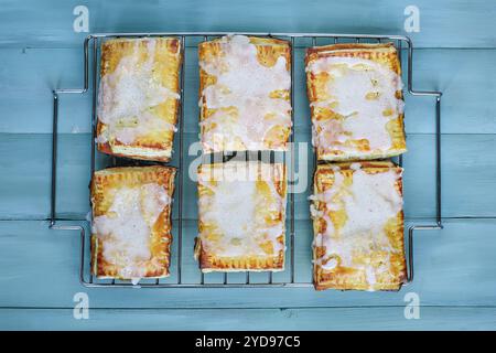 Deliziose crostate fatte in casa pronte da inserire nel tostapane per una sorpresa autunnale o per la colazione. Foto Stock