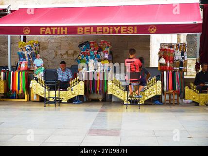 I Bootblack sulla piazza accanto alla nuova Moschea, Istanbul Foto Stock