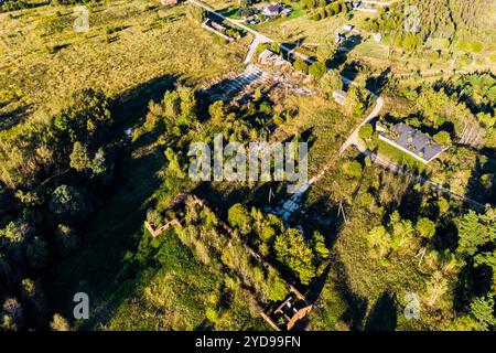 Vista dall'alto delle rovine degli edifici di un allevamento di bestiame abbandonato in campagna Foto Stock