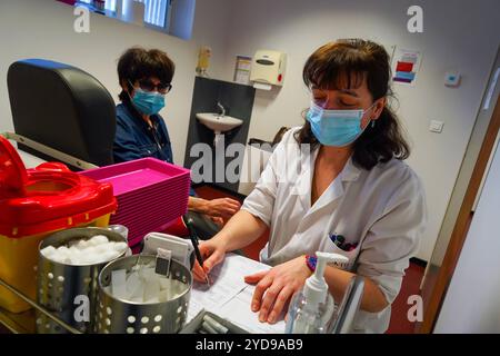 Analisi del sangue in laboratorio con il sistema LabPad, un analizzatore portatile progettato per eseguire test rapidi da un volume ridotto di campioni di sangue. Consultazione con LabPad 016837 003 Foto Stock
