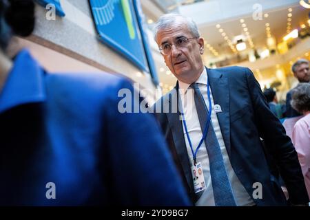 Washington, Stati Uniti. 25 ottobre 2024. Venerdì 25 ottobre il governatore della Banca di Francia Francesco Villeroy de Galhau arriva alla sessione plenaria del Comitato monetario e finanziario internazionale (IMFC), durante le riunioni annuali in corso del Fondo monetario internazionale e del gruppo della Banca mondiale 2024, a Washington DC, 2024. (Graeme Sloan/Sipa USA) credito: SIPA USA/Alamy Live News Foto Stock