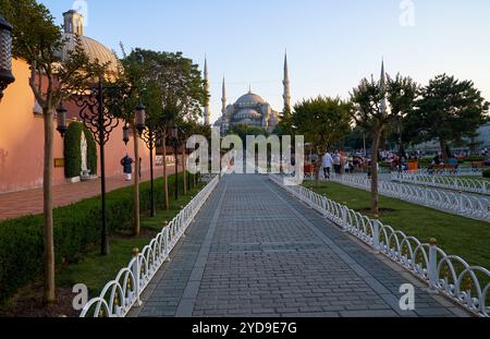 ISTANBUL, TURCHIA - 23 GIUGNO 2016: Il passaggio pedonale per Sultan Ahmet Camii (Moschea Blu) attraverso il Parco Sultan Ahmet, Istanbul, Turchia Foto Stock