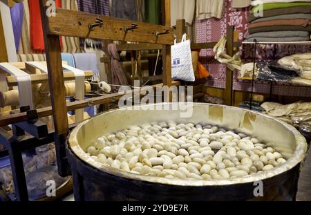 ISTANBUL, TURCHIA - 23 GIUGNO 2016: Esposizione nel negozio di seta che mostra i diversi processi di produzione della seta. Il processo di degustazione – posizionamento di c Foto Stock