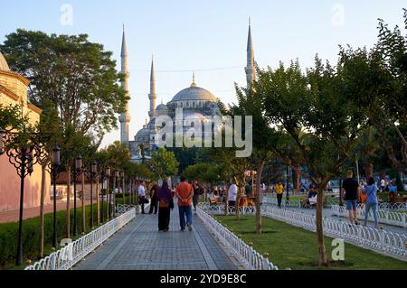 ISTANBUL, TURCHIA - 23 GIUGNO 2016: Il passaggio pedonale per Sultan Ahmet Camii (Moschea Blu) attraverso il Parco Sultan Ahmet, Istanbul, Turchia Foto Stock