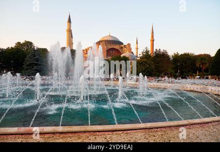 ISTANBUL, TURCHIA - 23 GIUGNO 2016: La vista della fontana nel Parco del Sultano Ahmet con Hagia Sophia sullo sfondo, Istanbul, Turchia Foto Stock