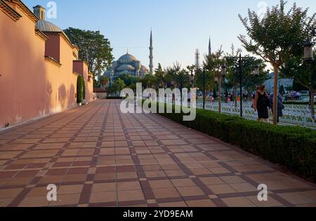 ISTANBUL, TURCHIA - 23 GIUGNO 2016: Il passaggio pedonale per Sultan Ahmet Camii (Moschea Blu) attraverso il Parco Sultan Ahmet, Istanbul, Turchia Foto Stock