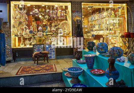 ISTANBUL, TURCHIA - 23 GIUGNO 2016: Negozio di rame con artigianato turco tradizionale nel bazar del Ramadan. Istanbul. Turchia Foto Stock