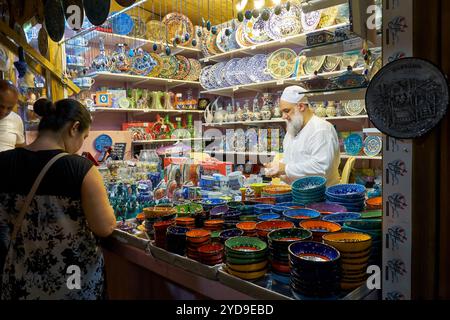 ISTANBUL, TURCHIA - 23 GIUGNO 2016: Negozio di ceramiche sul bazar Ramadan con artigianato turco tradizionale nel bazar Ramadan. Istanbul. Turchia Foto Stock