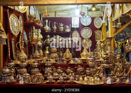 ISTANBUL, TURCHIA - 23 GIUGNO 2016: Negozio di rame con artigianato turco tradizionale nel bazar del Ramadan. Istanbul. Turchia Foto Stock