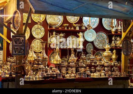 ISTANBUL, TURCHIA - 23 GIUGNO 2016: Negozio di rame con artigianato turco tradizionale nel bazar del Ramadan. Istanbul. Turchia Foto Stock