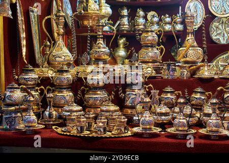 ISTANBUL, TURCHIA - 23 GIUGNO 2016: Negozio di rame con artigianato turco tradizionale nel bazar del Ramadan. Istanbul. Turchia Foto Stock