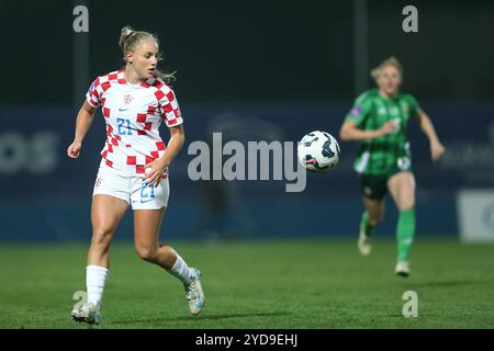 Varazdin, Croazia. 25 ottobre 2024. Ana Maria Markovic, croata in azione durante la prima partita di qualifiche supplementari per il Campionato europeo di calcio femminile, tra Croazia e Irlanda del Nord, allo stadio Andjelko Herjavec, a Varazdin, Croazia, il 25 ottobre 2024. Foto: Luka Batelic/PIXSELL credito: Pixsell/Alamy Live News Foto Stock