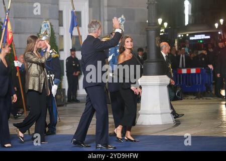 Oviedo, Spagna, 25 ottobre 2024: Il re Felipe vi (L) e la regina Letizia Ortiz (R) di Spagna salutano il pubblico durante i premi Principessa delle Asturie 2024, il 25 ottobre 2024, al Teatro Campoamor di Oviedo, Spagna. Crediti: Alberto Brevers / Alamy Live News. Foto Stock