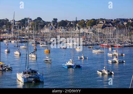 Hafen von la Trinite sur Mer, gesehen von der Brücke über den Meereszufluß Crach, dipartimento Morbihan, regione Bretagne Breizh, Frankreich *** Porto di la Trinite sur Mer, visto dal ponte sull'affluente Crach, dipartimento Morbihan, regione Bretagne Breizh, Francia Foto Stock