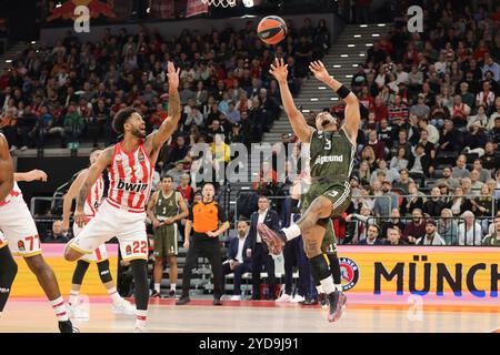 Carsen Edwards (FC Bayern Basketball, #3) versucht zu werfen. GER, FC Bayern Basketball vs. Olympiacos Piraeus, Basketball, Euroleague, Saison 2024/2025, 25.10.2024 foto: Eibner-Pressefoto/Marcel Engelbrecht Foto Stock