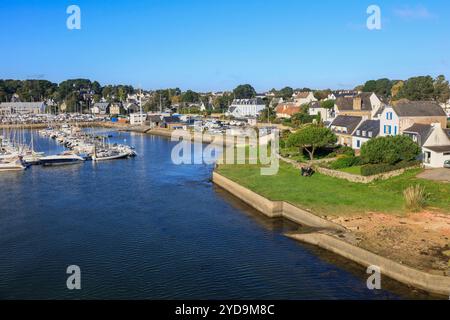 Hafen von la Trinite sur Mer, gesehen von der Brücke über den Meereszufluß Crach, dipartimento Morbihan, regione Bretagne Breizh, Frankreich *** Porto di la Trinite sur Mer, visto dal ponte sull'affluente Crach, dipartimento Morbihan, regione Bretagne Breizh, Francia Foto Stock